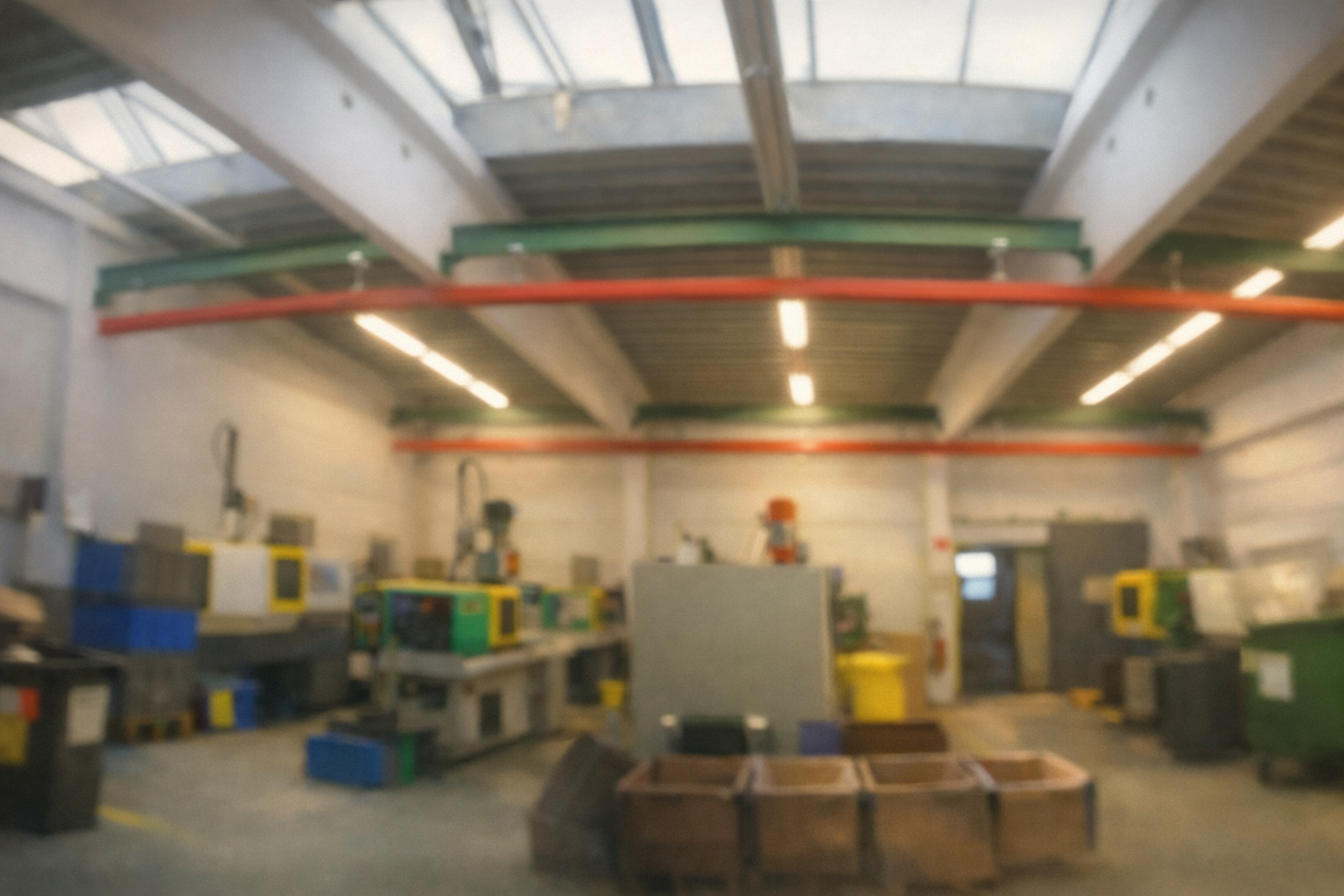 Produktionshalle mit Spritzgussmaschinen bei Kocian